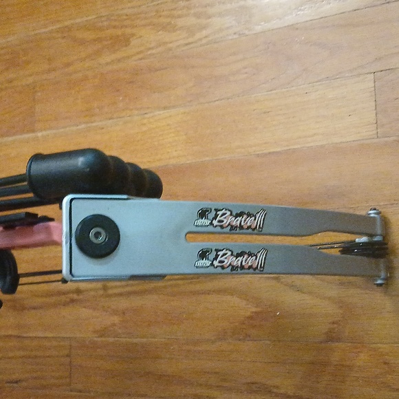 Bear Brave 3 Youth Compound Bow Pink 26" right handed. - Picture 6 of 8